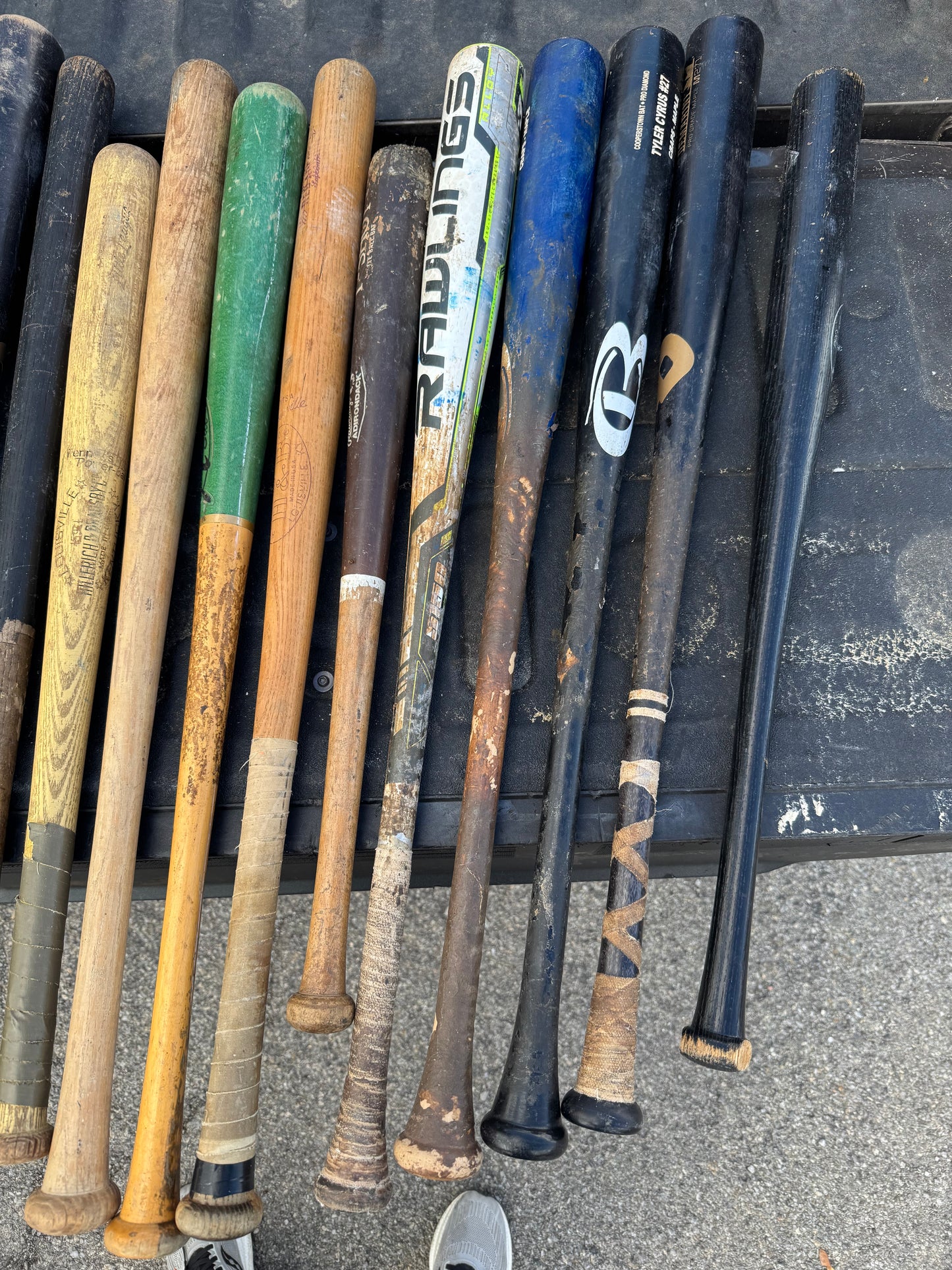 Lot of 24 Wood Bats (shipping included to US)