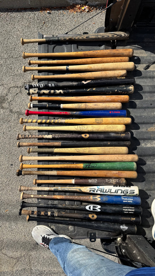 Lot of 24 Wood Bats (shipping included to US)