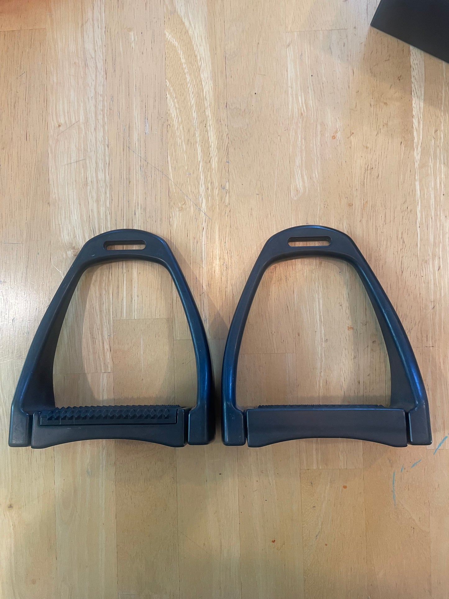 Grand Prix Adjustable Stirrups & Pads GP330 Black and Gray