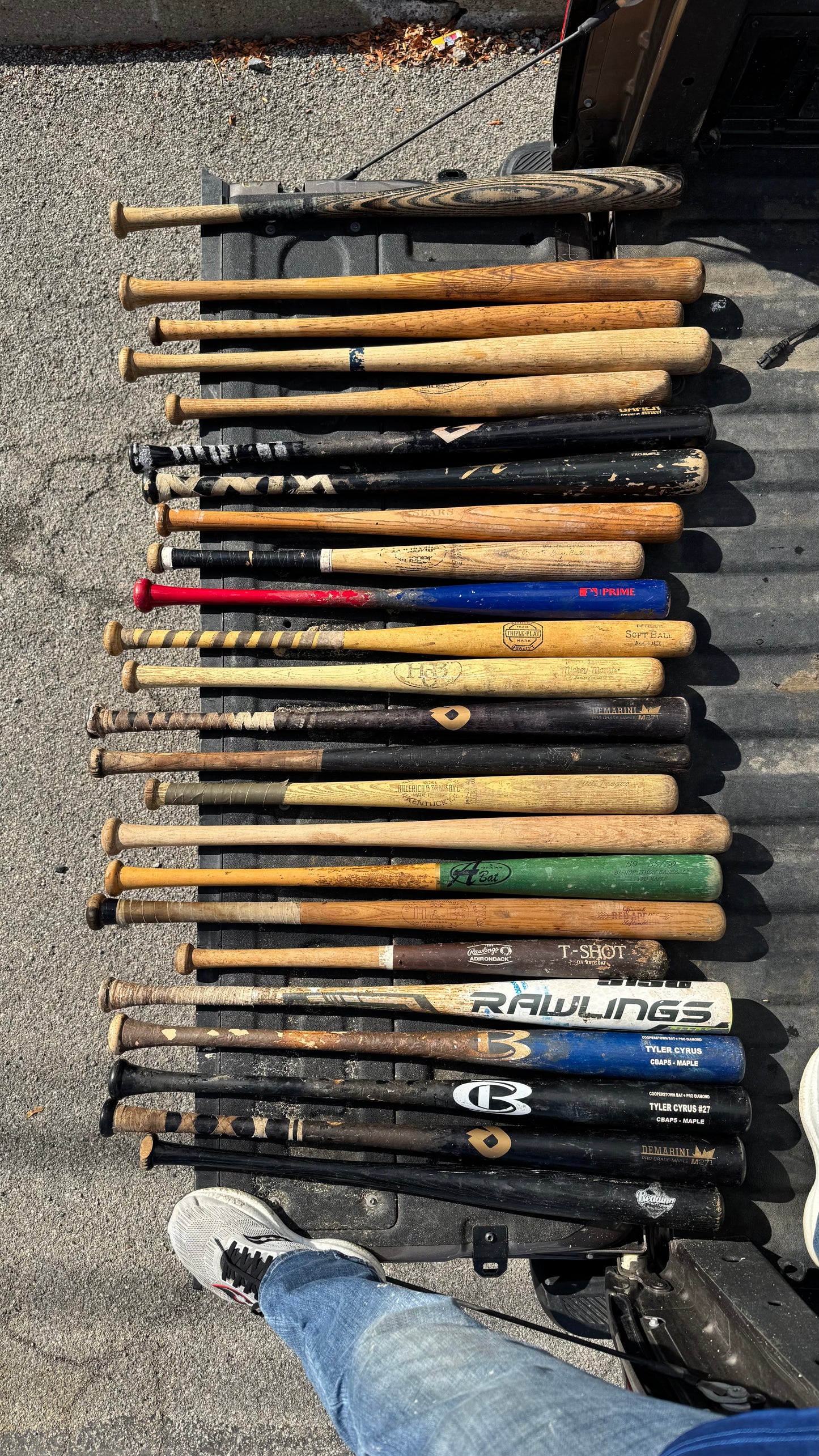Lot of 24 Wood Bats (shipping included to US)
