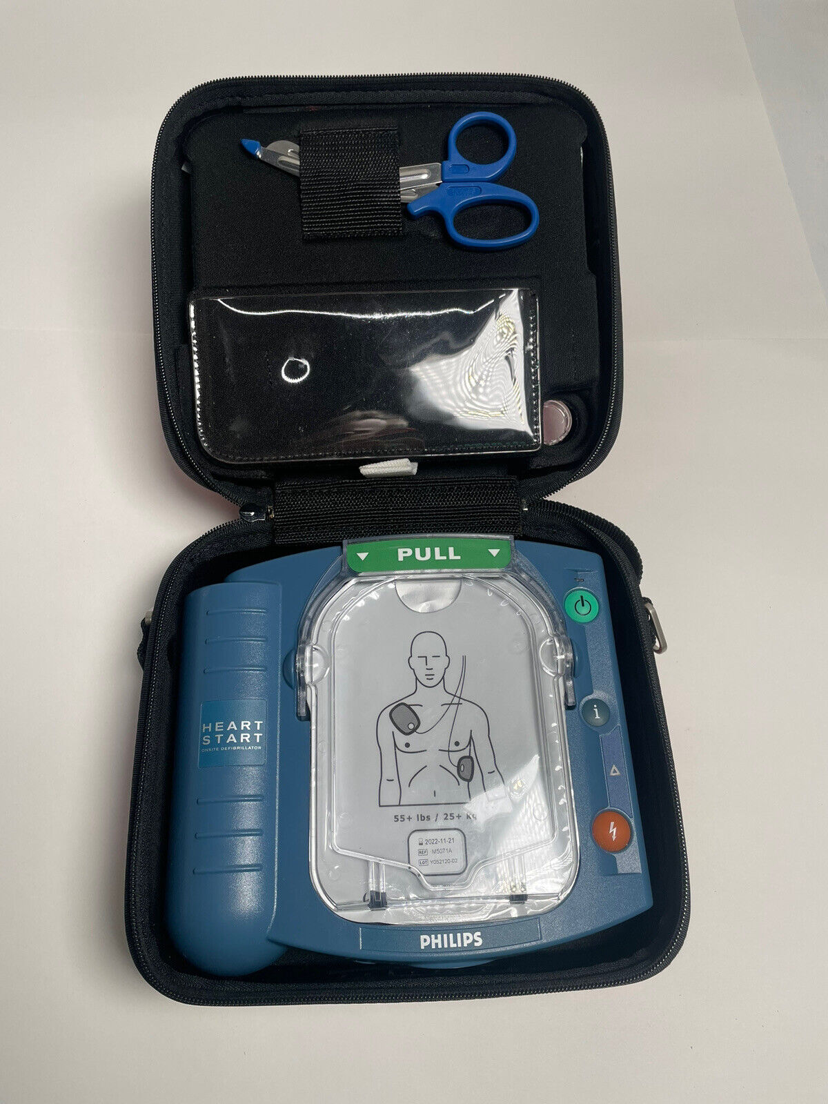 Philips HeartStart HS1 AED/Defibrillator  - EXPIRED PADS No Battery W/ Bag A4